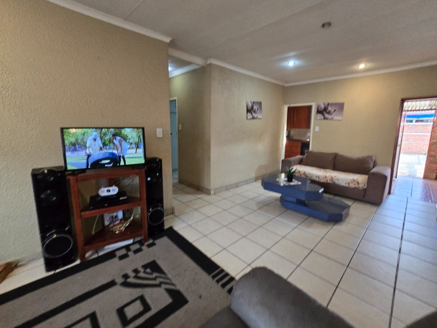 2 Bedroom Property for Sale in Kannoniers Park North West